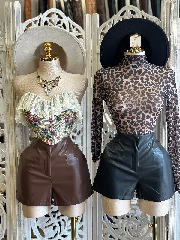 Faux Leather Shorts - Slightly Stretchy, Estira Poco